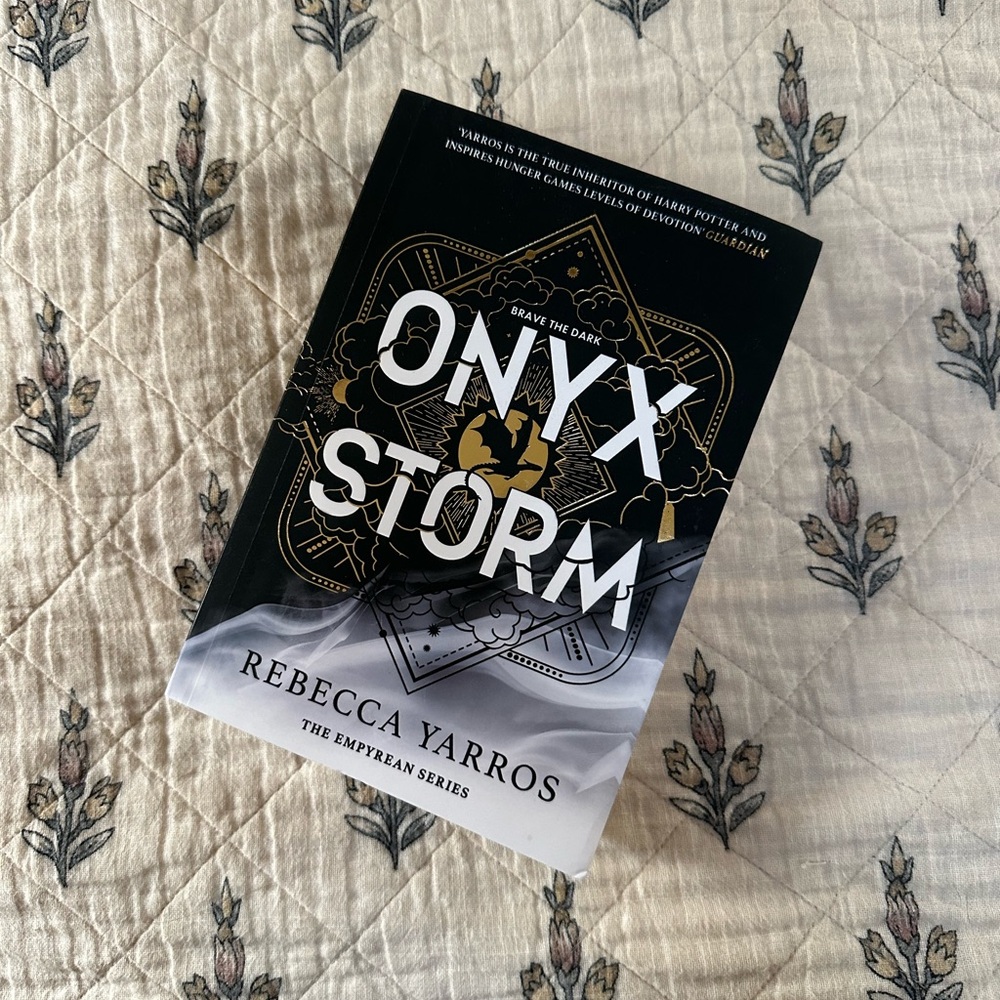 Paperback Onyx Storm by Rebecca Yarros  READ LISTING